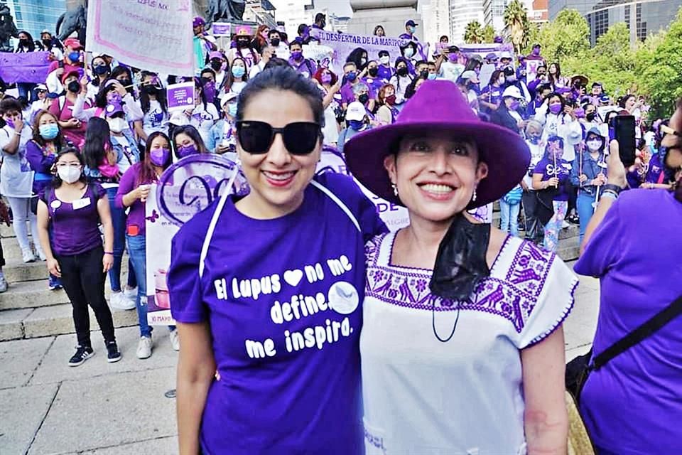 Dos mujeres vestidas de color púrpura con una playera que dice: "El Lupus no me define, me inspira".