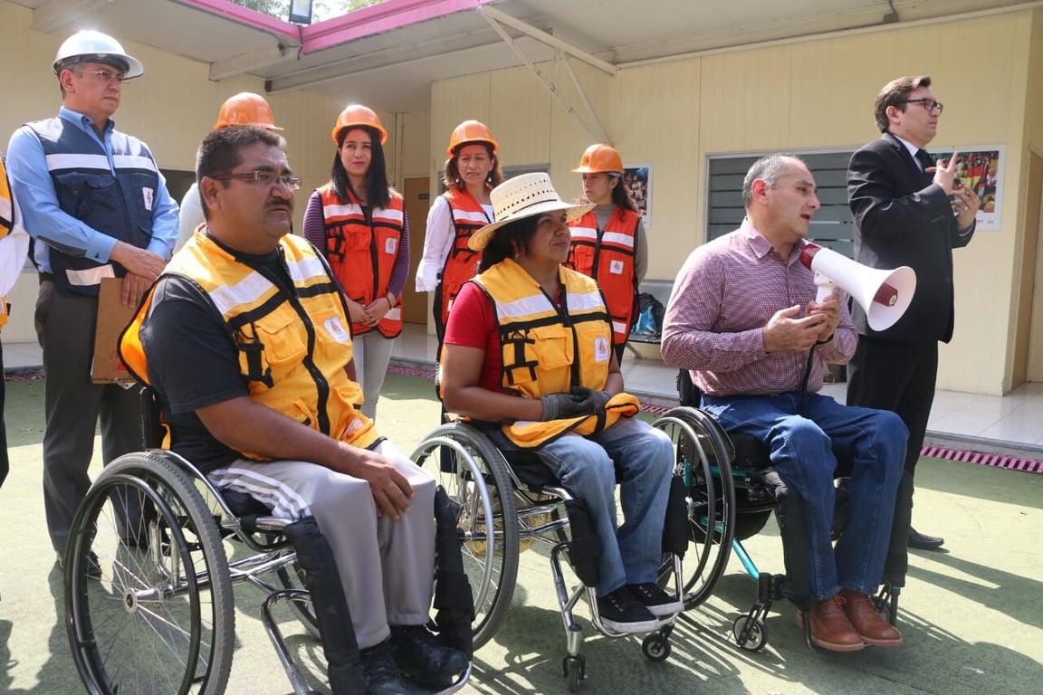 Personal de protección civil con discapacidad motriz, usuarios de silla de ruedas.