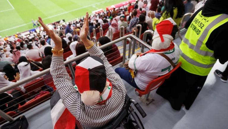 Aficionados de fútbol usuarios de silla de ruedas con un espacio exclusivo en la tribuna.