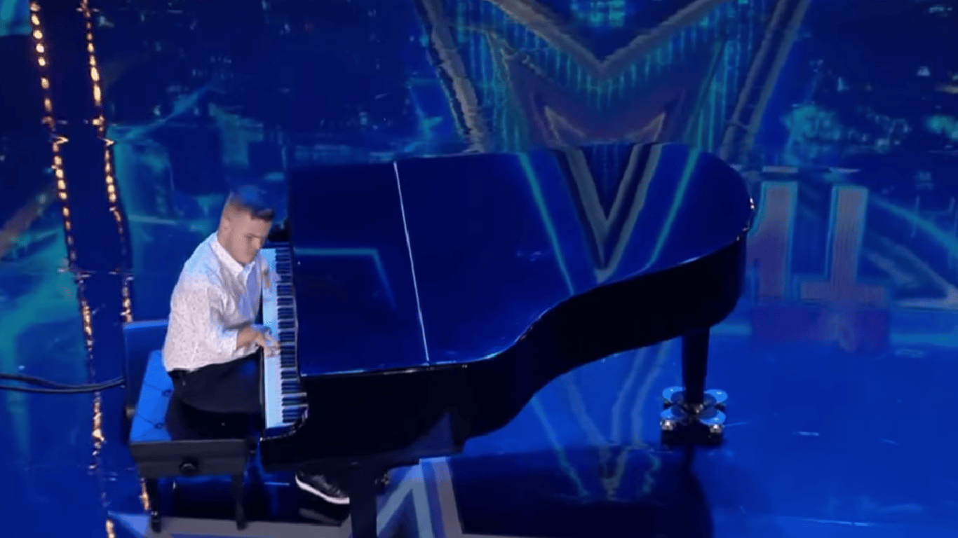 Pepe García en un escenario tocando piano.