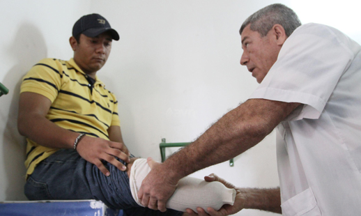 Hombre con la pierna izquierda amputada en revisión médica.