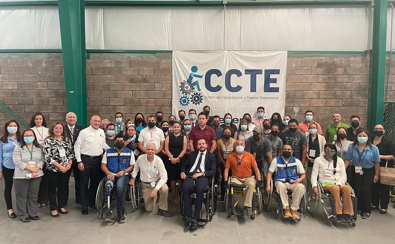 Personas con y sin discapacidad frente a una manta que dice CCTE.