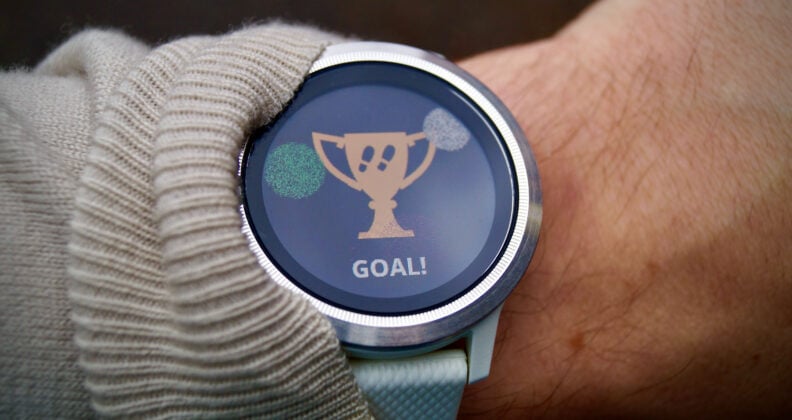 Sensor Wearable en forma de reloj plateado.