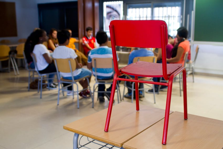 Silla Roja en medio de un salón de clases.