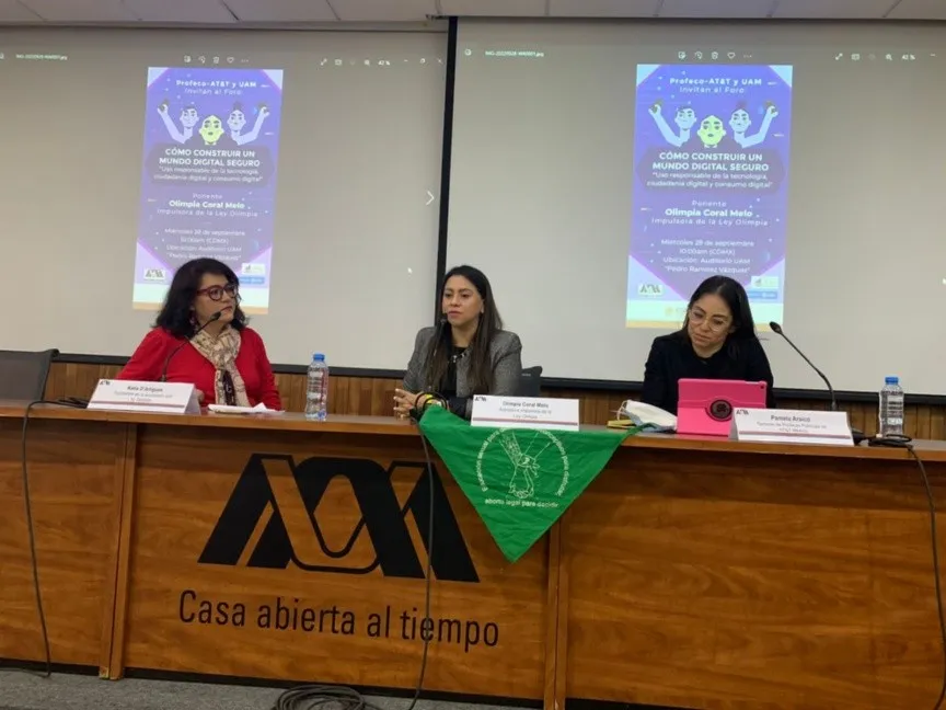 Katia D’Artigues en la mesa del Foro "Cómo construir un mundo digital seguro".