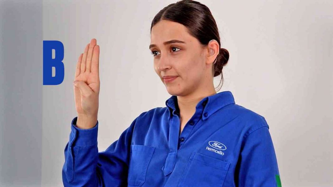 Trabajadora de Ford Hermosillo haciendo en Lengua de Señas Mexicana la letra B.