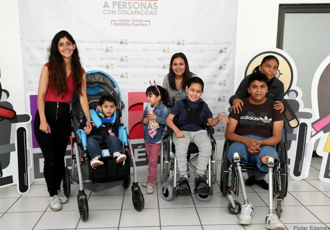 Tres madres con hijos con discapacidad motriz en un ayuntamiento del Estado de México.