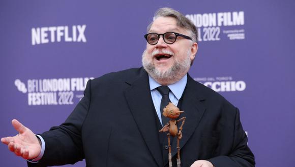 Guillermo del Toro con la figura de Pinocchio.