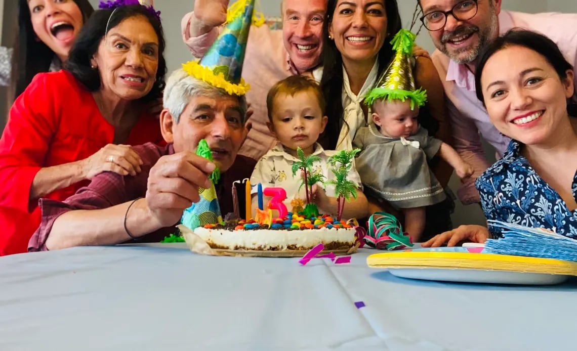 Familia de Vianney Cárdenas celebrando un cumpleaños.