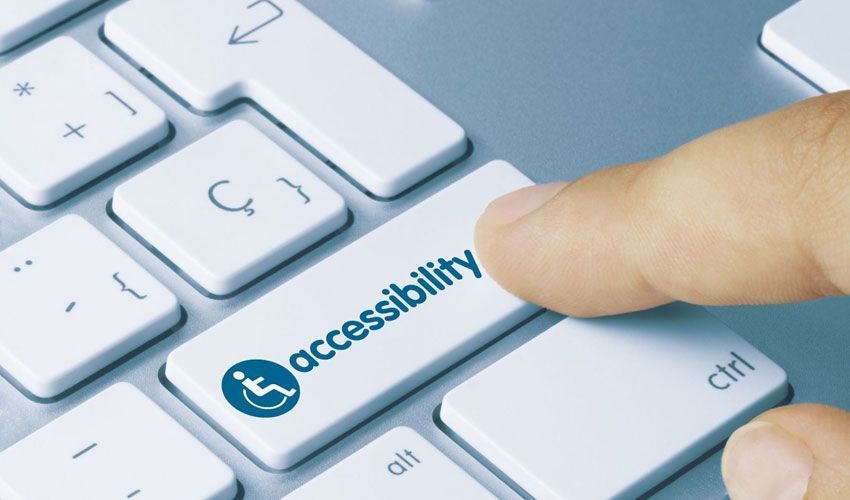 Teclado con un botón que dice: accesibilidad, y tiene el logotipo de discapacidad, un usuario en silla de ruedas.