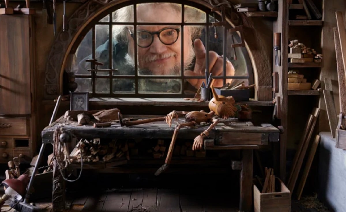 Montaje del rostro de Guillermo del Toro en la ventana de la casa animada de Pinocho.