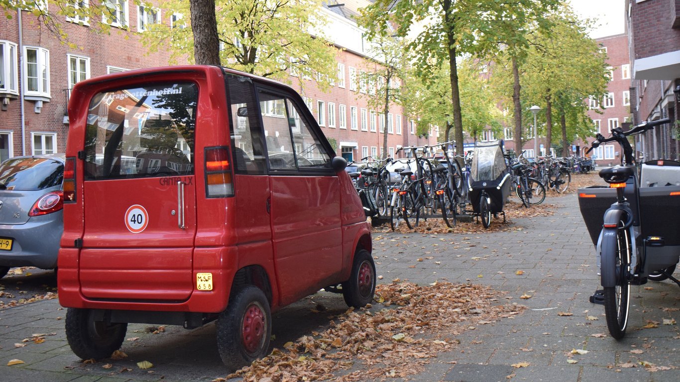 Automóvil compacto de color rojo estacionado en una calle.