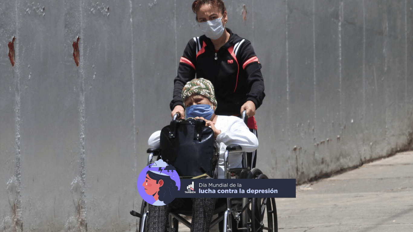 Mujer usuaria de silla de ruedas auxiliada por su cuidadora primaria.