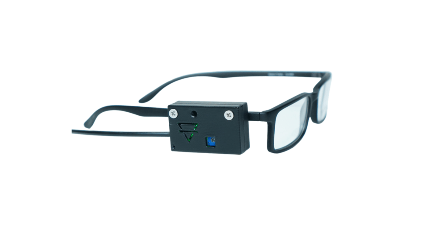 Gafas con armazón de color negro que tienen un dispositivo electrónico en forma de cuadro a los costados.