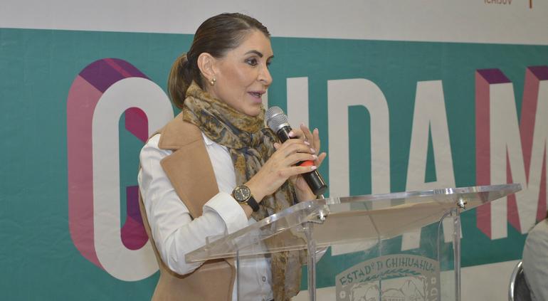 Grecia Andrade Meza en la conferencia de prensa de Chidamente.