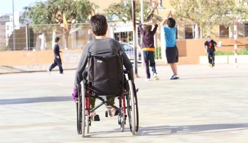 Niño discriminado por ser usuario de silla de ruedas