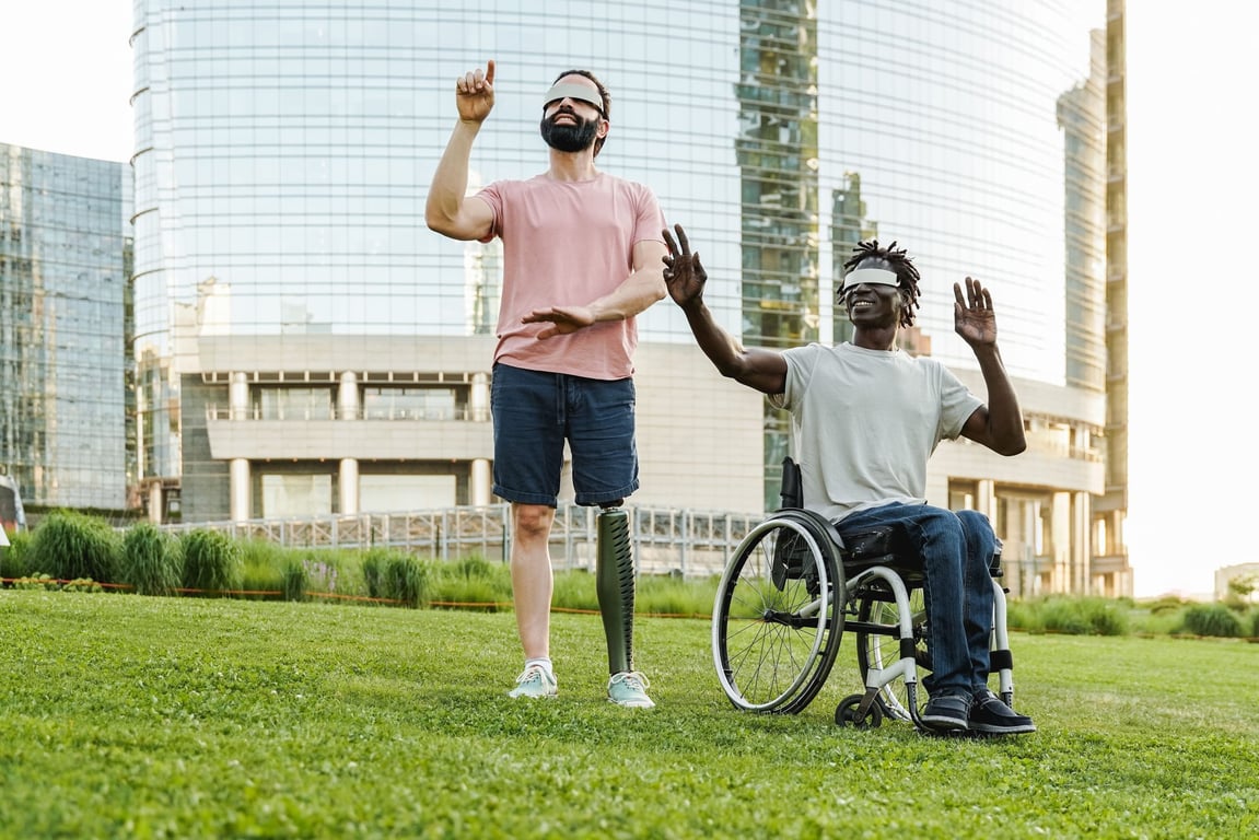 Dos personas con discapacidad motriz con lentes de realidad virtual.