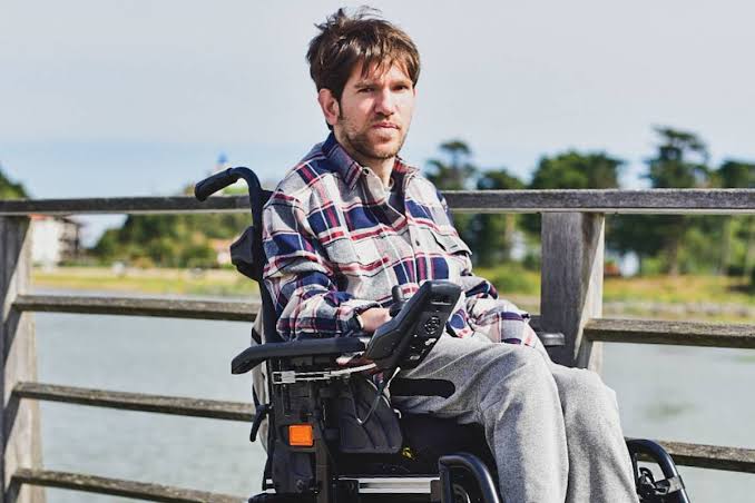 Joven con discapacidad usuario de silla de ruedas.