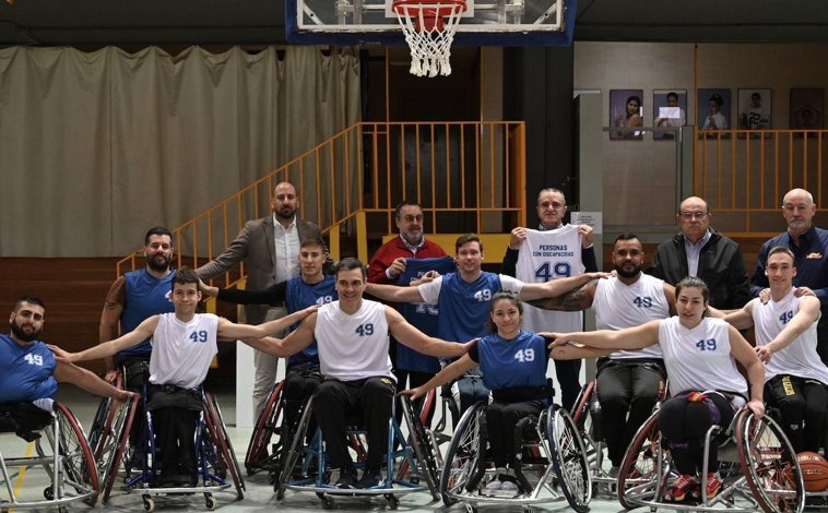 Pedro Sánchez abrazando al equipo baloncesto sobre silla de ruedas.