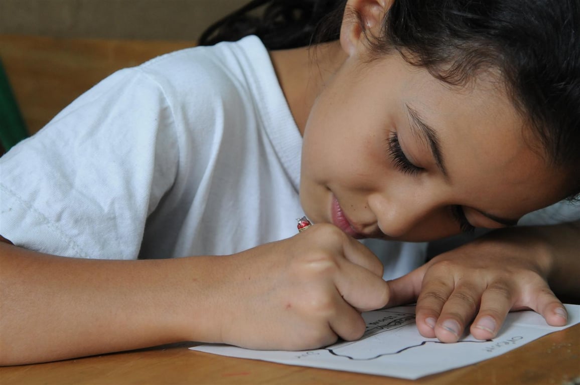 Niña coloreando