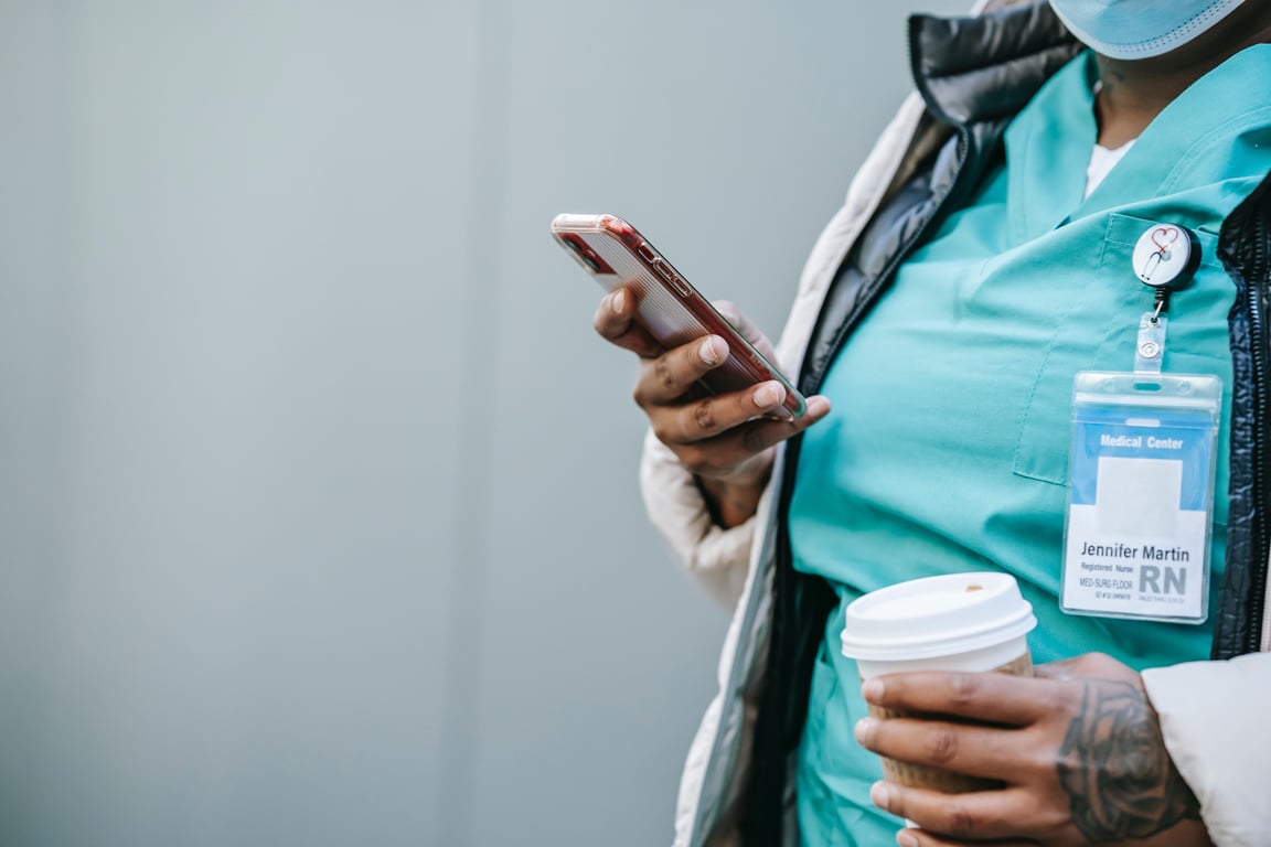 Enfermera utilizando su teléfono celular