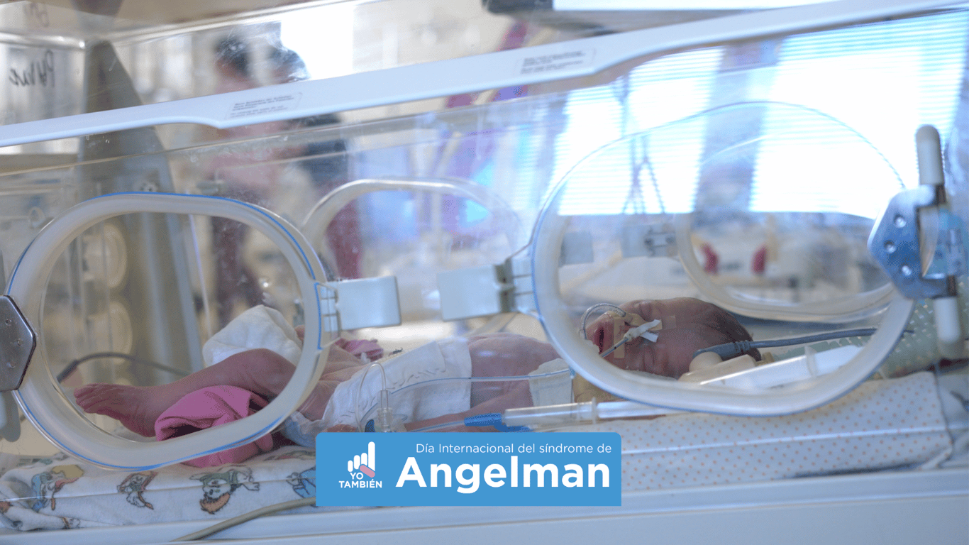 Bebé recién nacido en una incubadora.