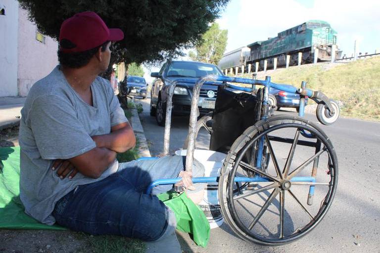 Migrante con discapacidad usuario de silla de ruedas.
