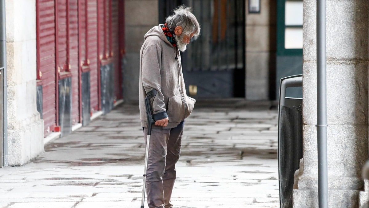 Adulto mayor usuario de bastón y en situación de pobreza.