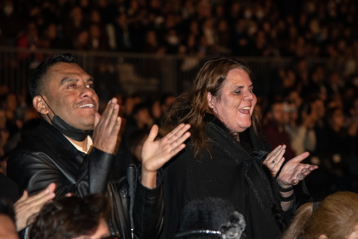 Dos personas con discapacidad visual aplaudiendo en el concierto de Andrea Bocelli.