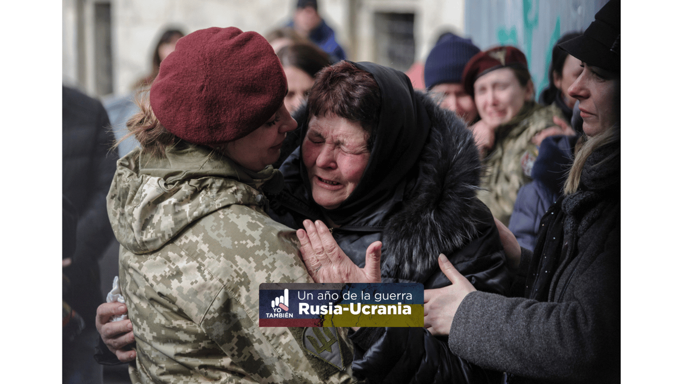 Una mujer ucraniana llora durante una ceremonia fúnebre de tres soldados ucranianos muertos en combates con las fuerzas rusas.
