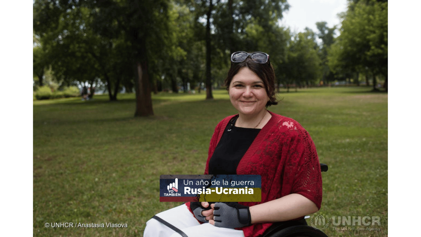 Tetiana Barantsova, usuaria de silla de ruedas posando en un parque.