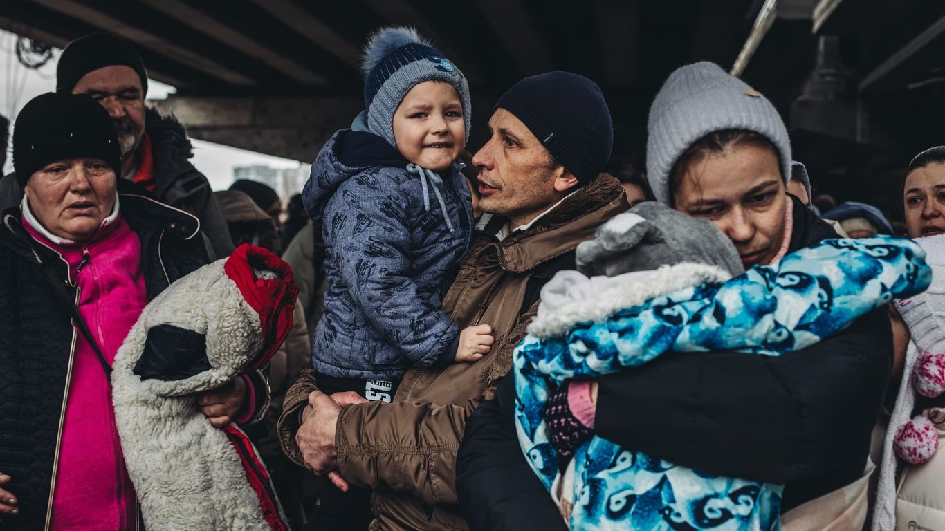 Niña ucraniana llorando al evacuar de su país.