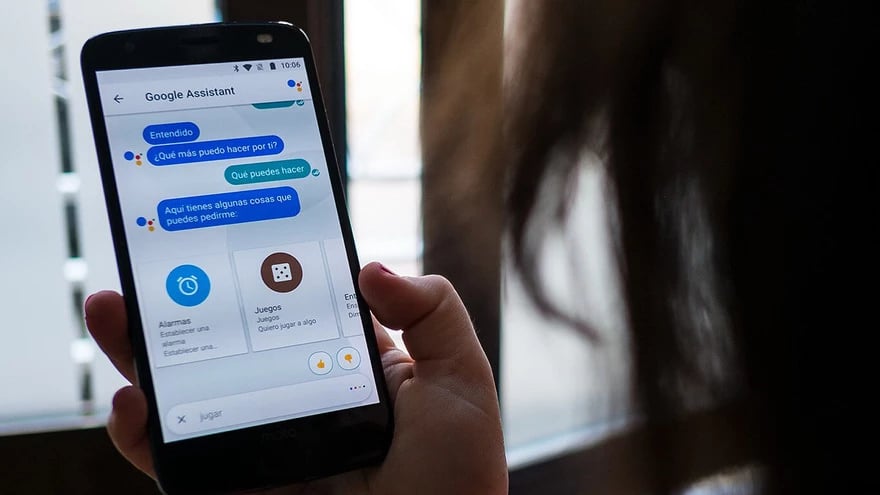 Usuario utilizando Google Assistant.