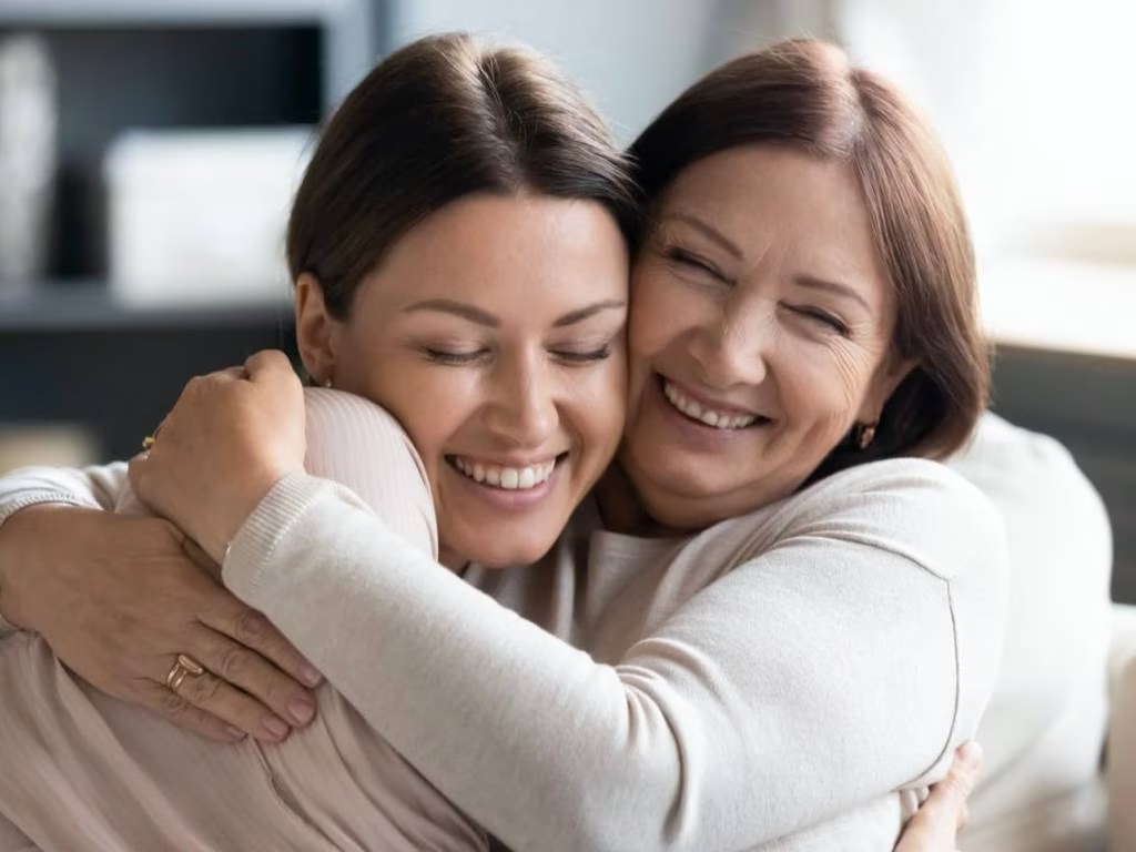 Mujer abrazando a su mamá.