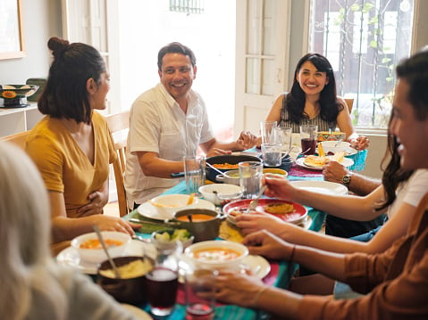 Familia mexicana comiendo.