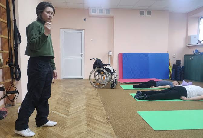 Voluntaria en Ucrania dando rehabilitación a pacientes amputados-