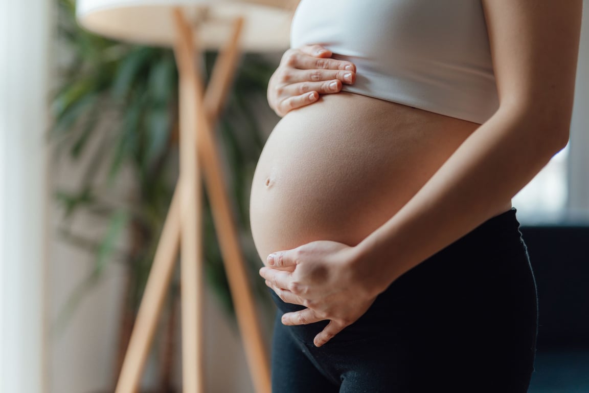 Mujer embarazada tocando su vientre.