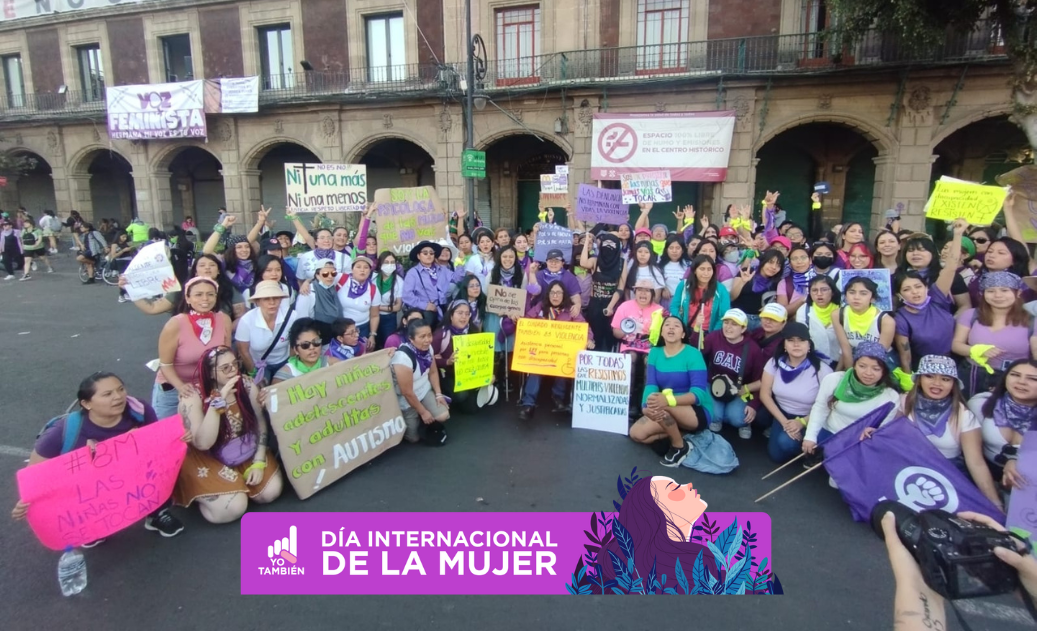 Contingenta de mujeres con discapacidad en la plancha del Zócalo con aproximadamente 80 mujeres.
