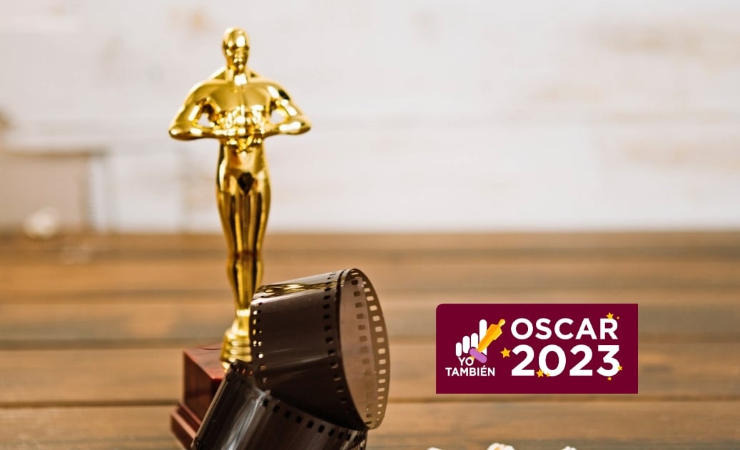 Fotografía de una estatuilla dorada del Oscar sobre una mesa.