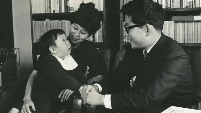 Kenzaburō Ōe y su hijo pequeño Hikari