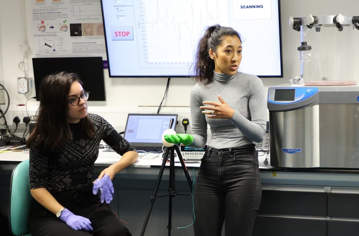 Dos investigadoras con guanates de látex de color azul en un laboratorio.