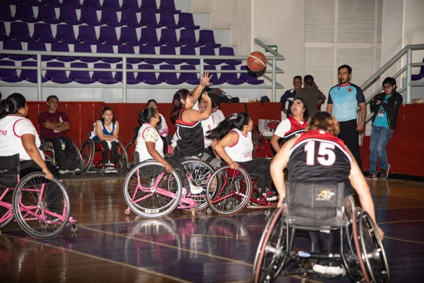 Usuarias en silla de ruedas jugando básquetbol adaptado.