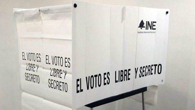 Cabina del INE para realizar el voto que dice "El voto es libre y secreto"