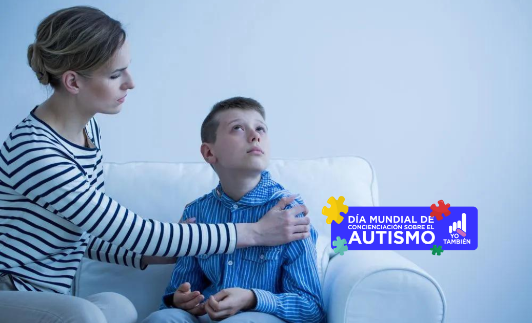 Niño con autismo tomado de ambos hombros por su mamá