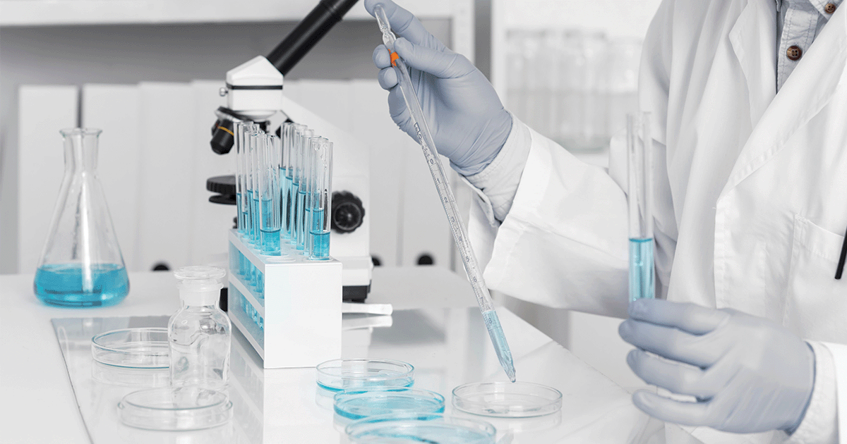 Laboratorista haciendo análisis en varias muestras clínicas