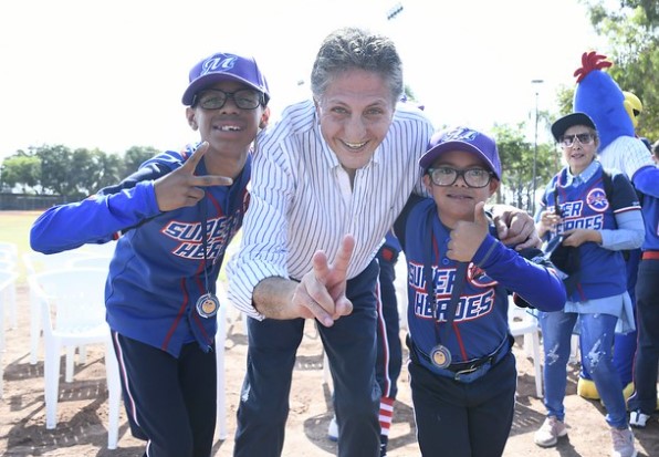 Dos niños con discapacidad jugando béisbol