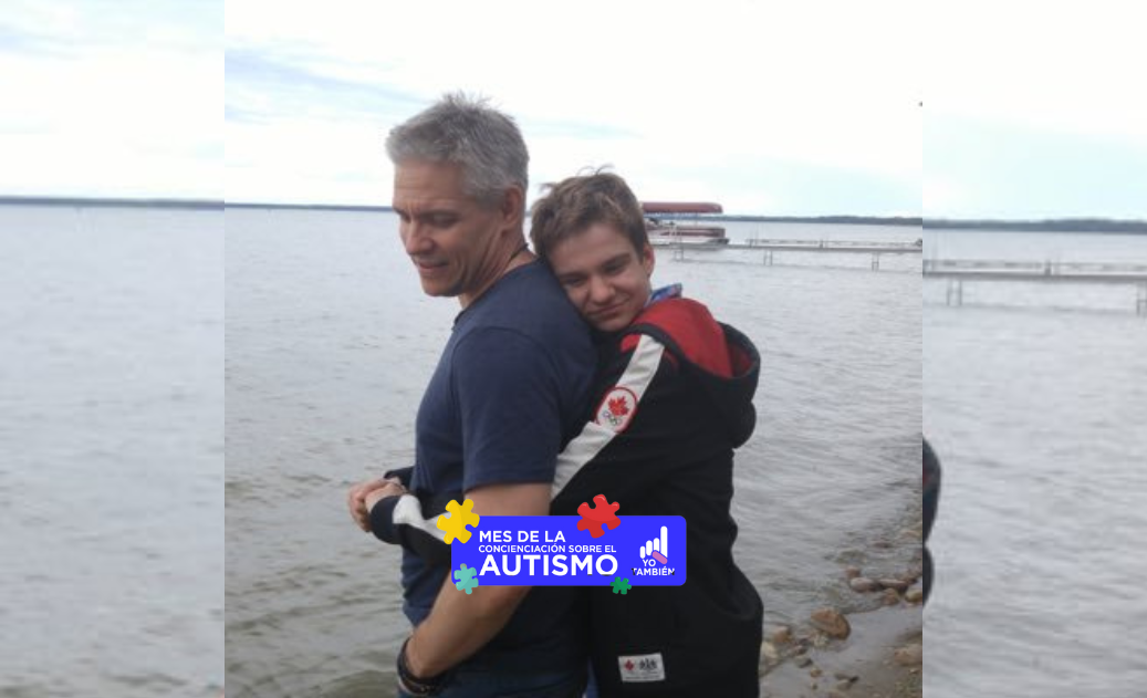 Mike Lake abrazado por su hijo frente al mar