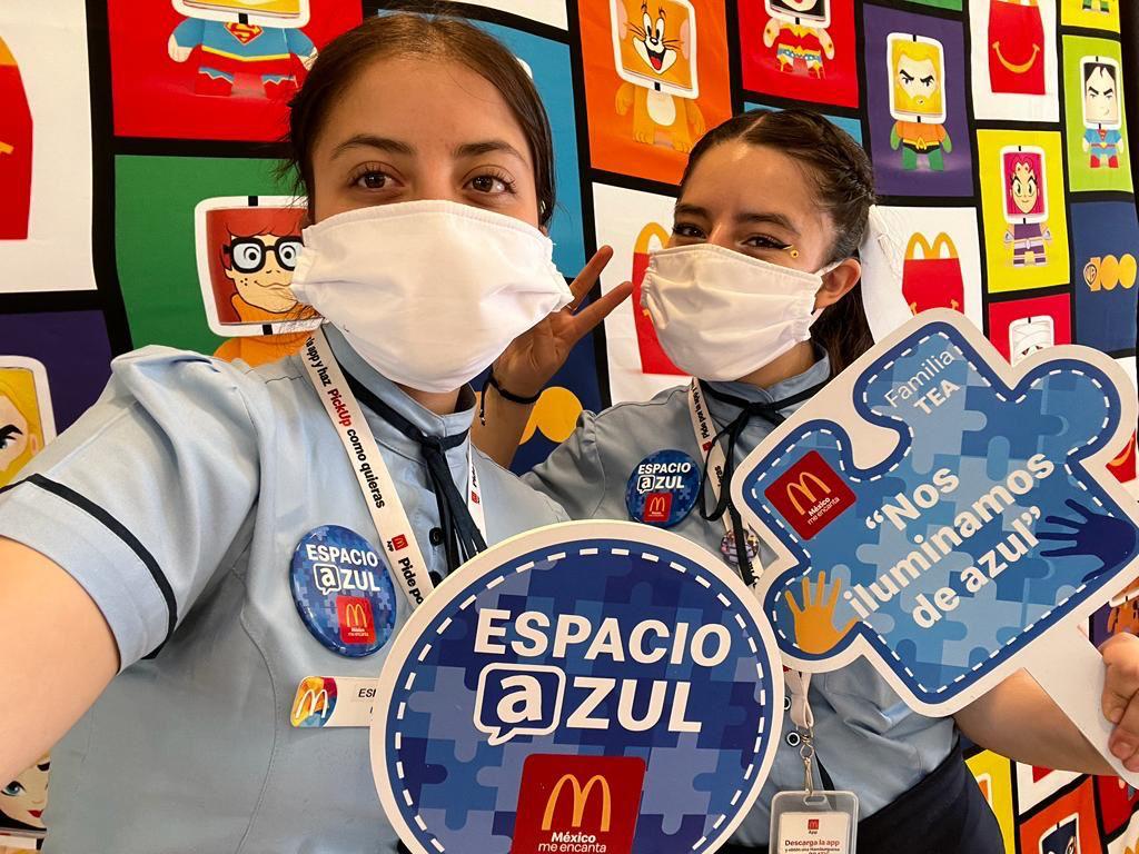 Trabajadoras de McDonald’s con uniforme del Espacio Azul