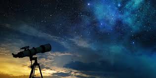 Telescopio en medio de un cielo estrellado