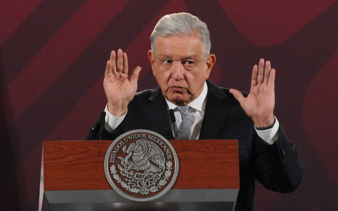 Andrés Manuel López Obrador en la Mañanera alzando ambos brazos con gestos de duda.